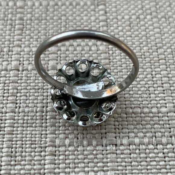 Women Ring Fashion Jewelry Silver Tone MOP Crystals Accent Ring Size 6-7 - Picture 7 of 10